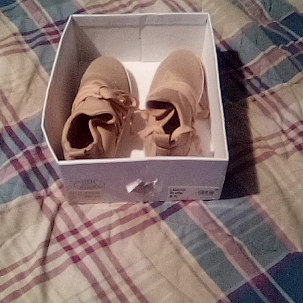 Tennis shoes
